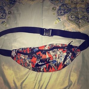 Nike fanny pack with adjustable straps